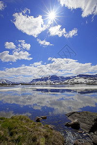 在挪威豪凯利水中反射的雪峰山脉镜子生态斯堪的纳维亚图片