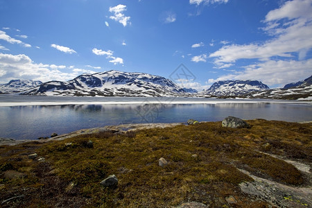 欧洲在挪威豪凯利水中反射的雪峰山脉冰旅行图片