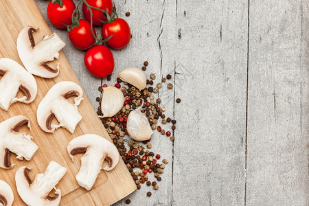 烹饪厨师木制桌上切片蘑菇和香料的照片白色图片