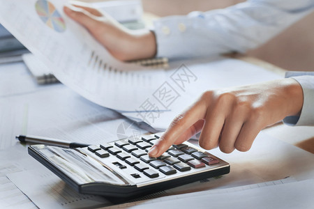 办公室文件财务核对数据商业女人工作花费行政笔图片