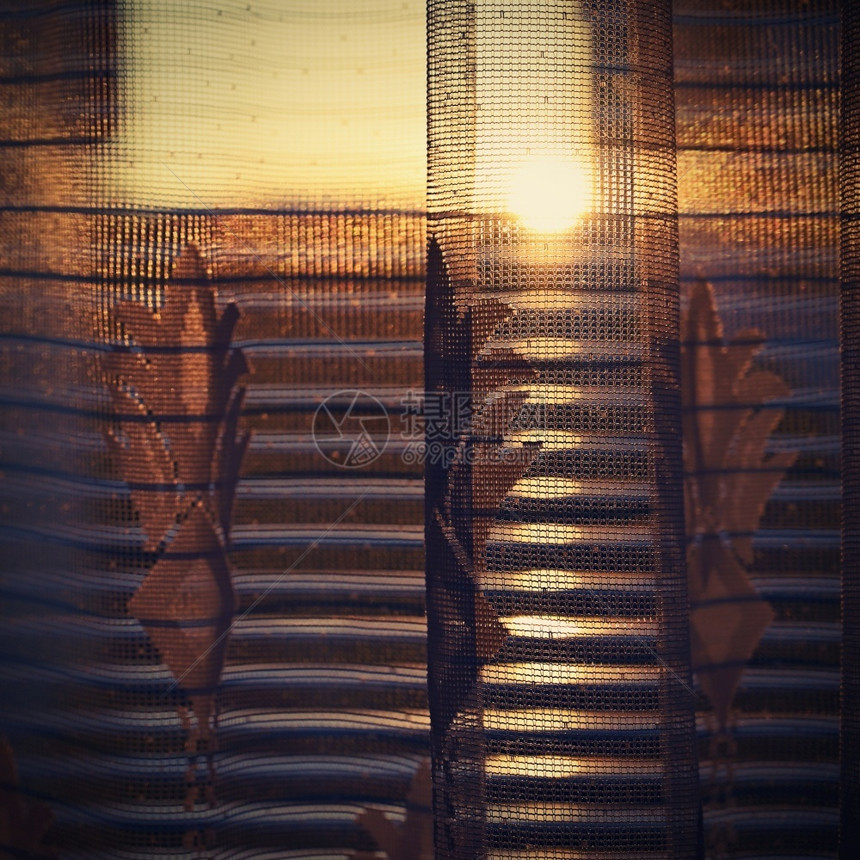 百叶窗下的落日图片