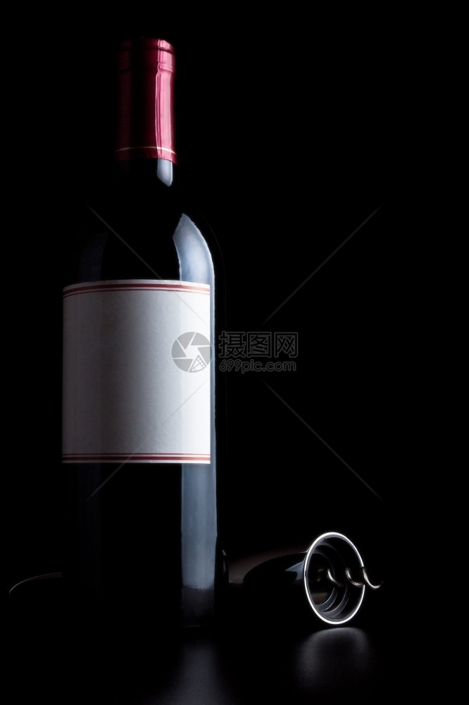 精神白色的标签红葡萄酒瓶和黑漆上隔绝的软木炉图片