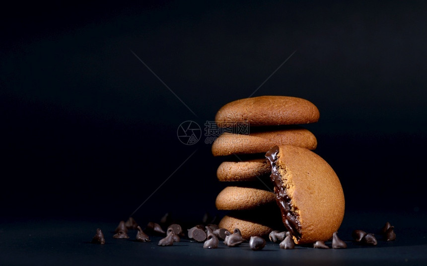 黄油小吃食物BISCUITS装满巧克力奶油的美味饼干堆图片