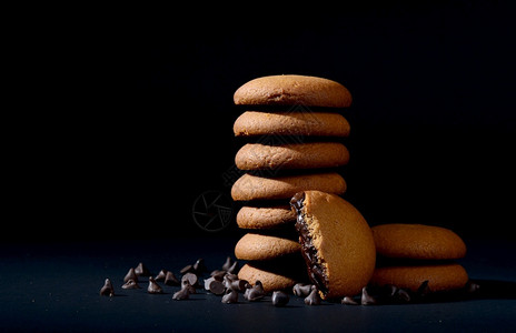 BISCUITS装满巧克力奶油的美味饼干堆甜点可叠的图片