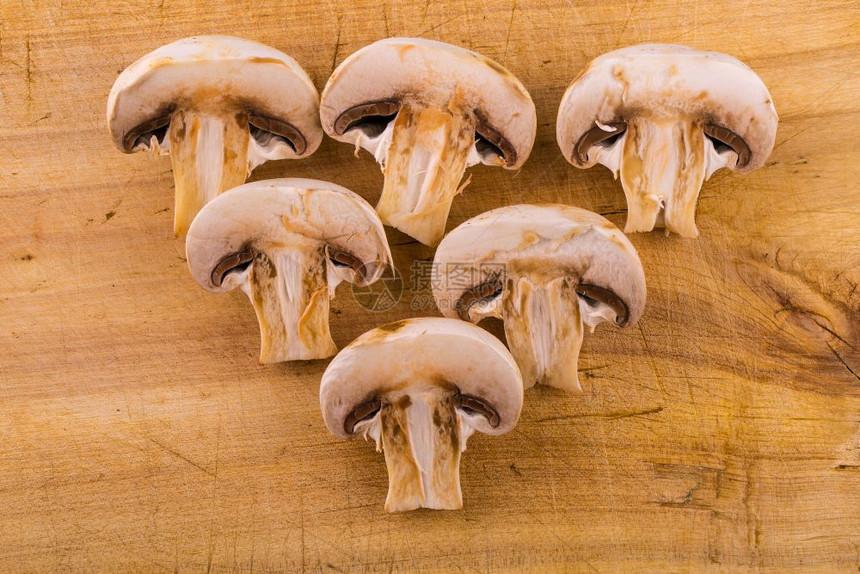 新鲜的剪切木板上蘑菇片营养图片