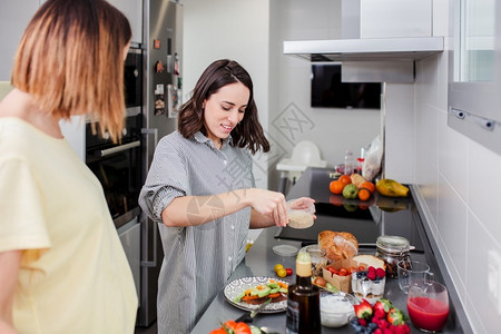 家喜悦妇女在厨房准备健康食品在厨房有乐趣概念饮食营养的妇女年轻图片