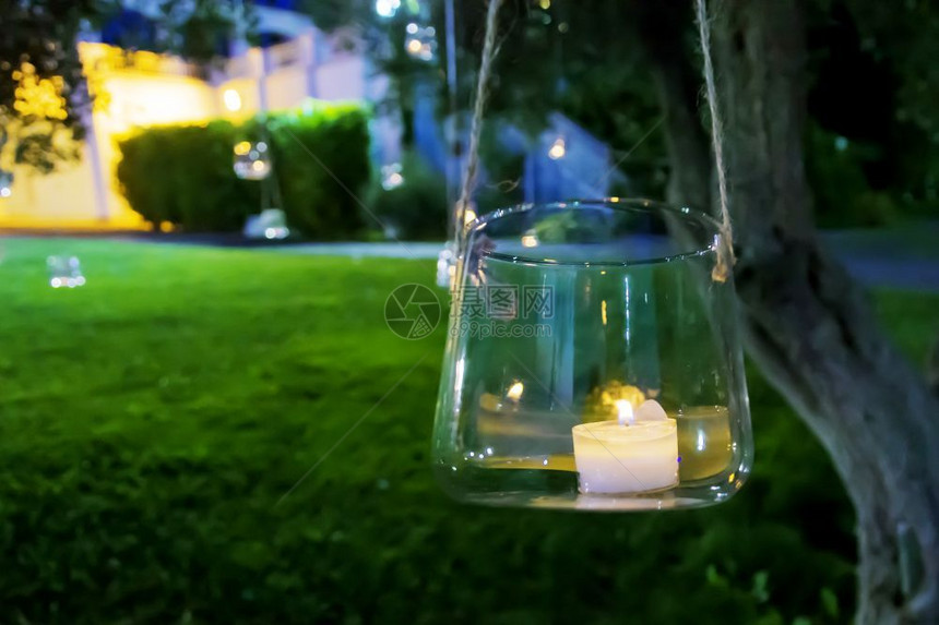 夜晚花园的树上挂着蜡烛图片