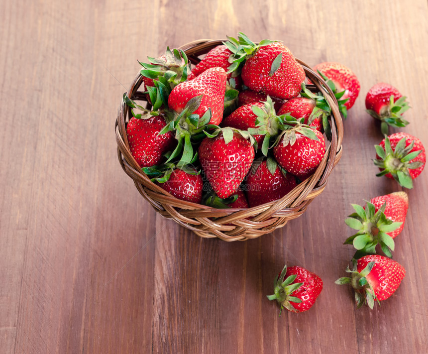 新鲜的食物草莓配有叶子的新鲜草莓篮中健康食品和鲜草莓成熟图片