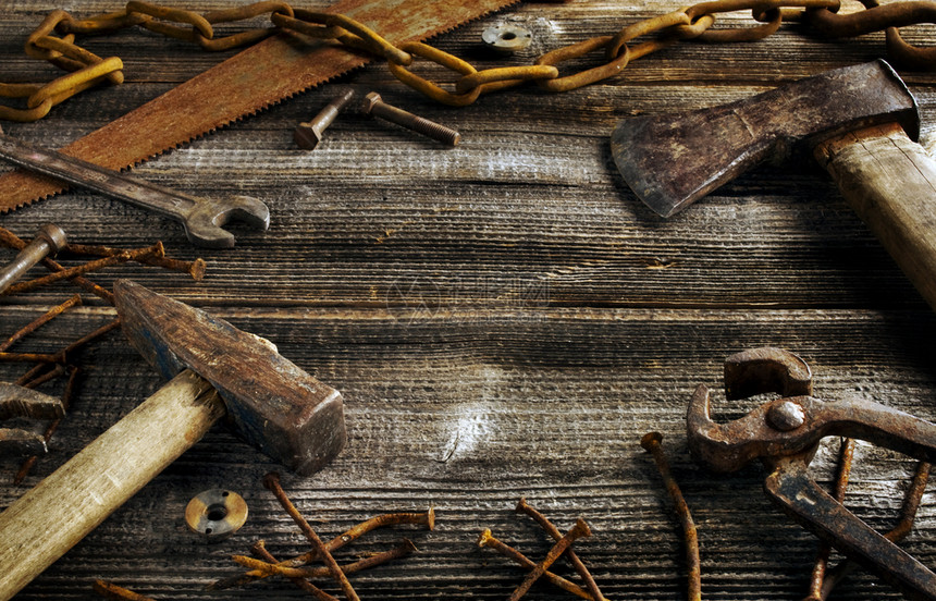 手动的职业成套工具用于复制空间的旧暗黑木板背景的Rusty工具图片