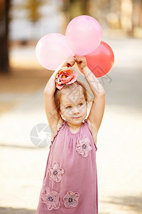 簪脸带着多彩气球的小女孩笑和玩耍的肖像积极情绪快乐的孩子愉图片