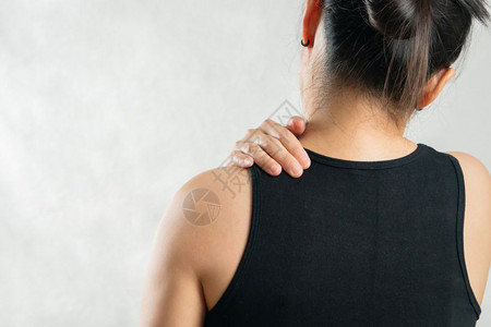 肩膀疼痛的女性背景图片