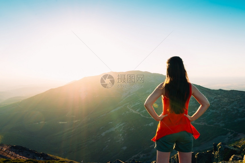 远足女人看着山上的日落路线女孩图片