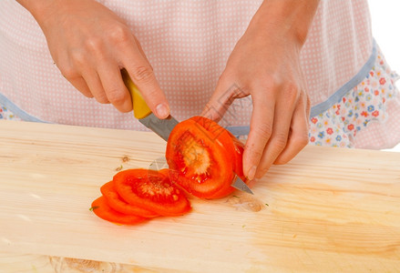刀刻板印象准备西红柿工作室白背景家庭主妇烹饪图片