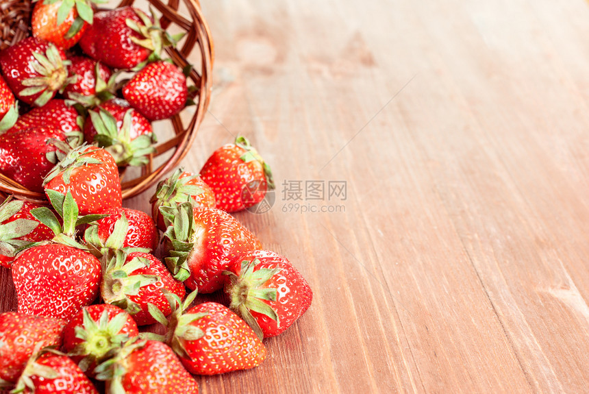 有机的绿色新鲜草莓配有叶子的新鲜草莓篮中健康食品和鲜草莓新的图片