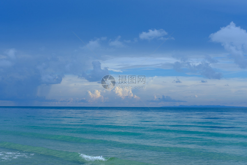 海岸蓝色天空和清水与白云的空偏僻户外图片