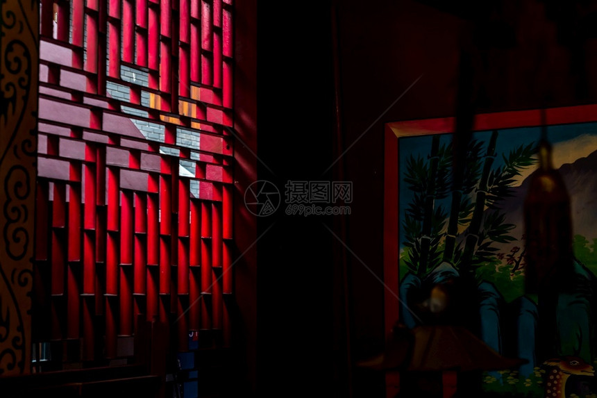 纹理发泄艺术泰国曼谷20年8月1日灯光透过圣殿的喷口遮罩闪耀图片
