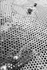 按洞和焊接球体分列的抽象钢板质地技术弯曲图片