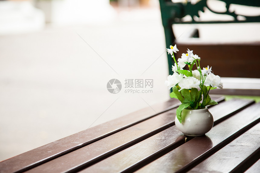 生日优质的小花瓶朵一张放在桌上丰富多彩的图片