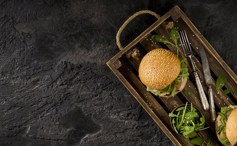 健康早餐首视图带复制空间的汉堡篮面包图片