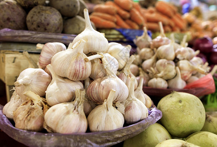 传统的爬坡道干蒜头与其他成熟蔬菜的特写镜头模糊乌克兰天然抗生素干蒜头与其他成熟蔬菜的背景模糊吃背景图片