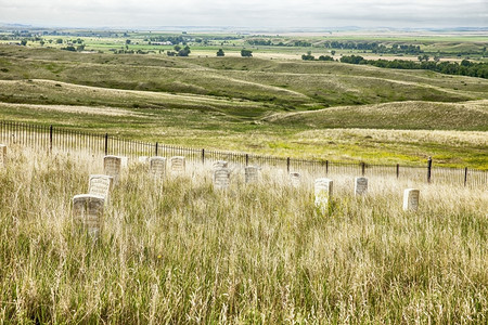 将军草公园的碑在蒙大拿小比克霍恩的战场上露面在那里乔治卡斯特尔柯将军第七骑兵团和拉科塔苏族于1876年进行了激烈战斗看背景