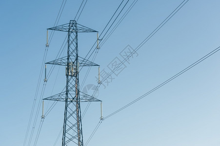 供应伏特高压电线对着蓝色天空有复制间蓝色的背景图片