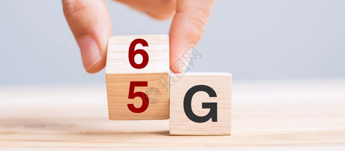 5克服务商人手将木制块从5G改变为6G手机移动通信技术网络社交媒体和数字概念的生成由5G改变为6G营销背景图片