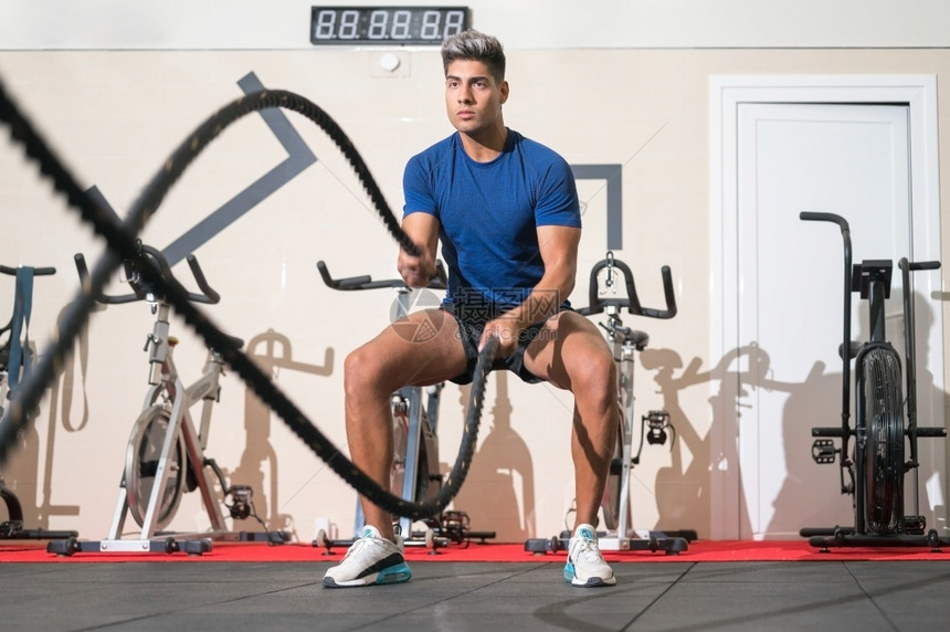 健身房绳索健身的成年男子图片