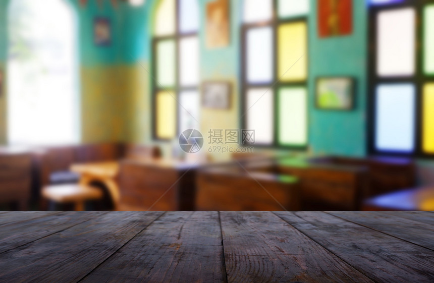 房间广告桌子在餐厅咖啡馆和店内地的抽象模糊背景面前空木制桌可以用来展示或装配你的产品图象片图片