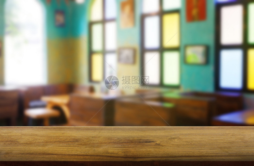 在餐厅咖啡馆和店内地的抽象模糊背景面前空木制桌可以用来展示或装配你的产品图象片抽的广告能够图片