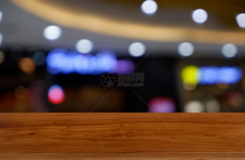 黑暗的店铺柜台在咖啡馆和店内部的抽象模糊背景面前的空暗黑木桌可用于展示或调制产品图像Views图片