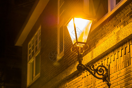 晚上在一栋房子的墙上放灯笼晚在城市风景旧装饰古董家图片