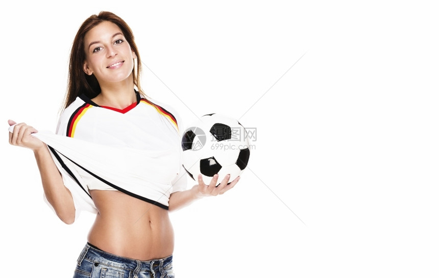 美丽的女人拿着足球拉她的衫美丽女人拿着足球拉她的衫在白色背景人们成感的图片