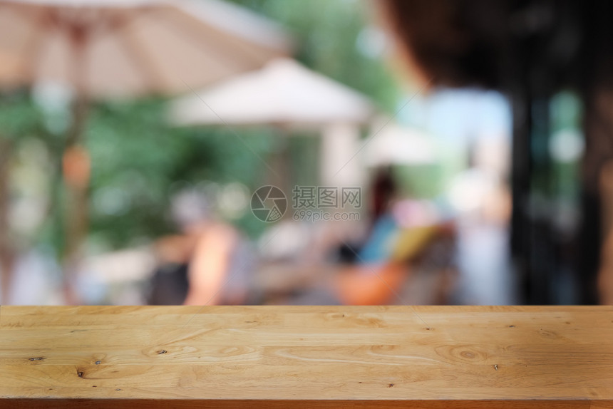 过滤能够质地在餐厅抽象模糊的布OKh背景面前的空暗黑木制桌可用于显示或将您的产品装配到空间上infotooltip图片