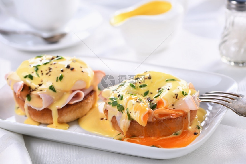 营养早餐最好的蛋本尼迪克特油炸的英国面包火腿偷鸡蛋和美味的荷兰奶油酱长寿的早晨图片
