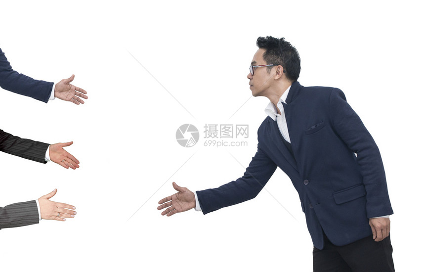 亚洲商人在白背景上伸出手握着三只白背景的人复制专业们图片