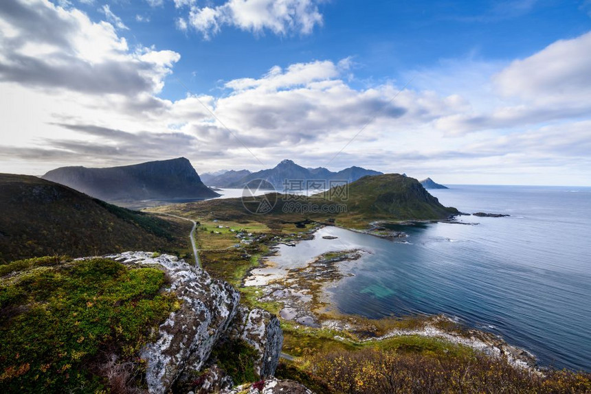 斯堪的纳维亚全景美丽的山地风与挪威海洋在霍兰梅林韦斯特瓦戈伊洛福滕悬崖图片