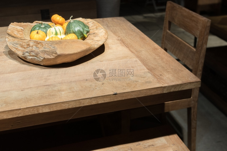 配有秋季蔬菜的木质碗桌边收成传统的图片