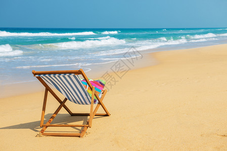海滩上的沙滩椅图片