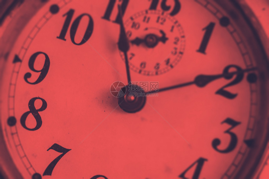 古老模拟时钟的手和杜奥酮效应的详细信息经典红色艺术图片