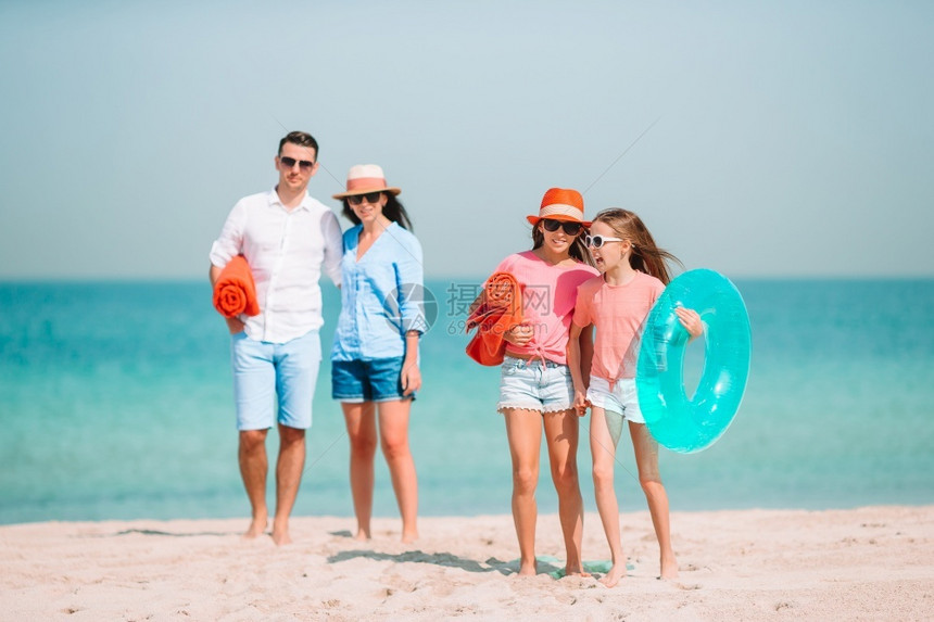 绿松石女士父母和子在海滩上的家人玩得开心度假的年轻家庭有很多乐子啊假期图片