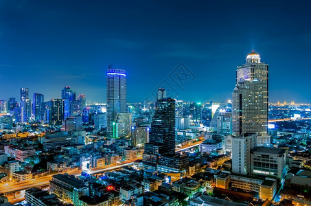 曼谷市风景晚上在商业区维威在曼谷黄昏夜维桥建造筑学图片