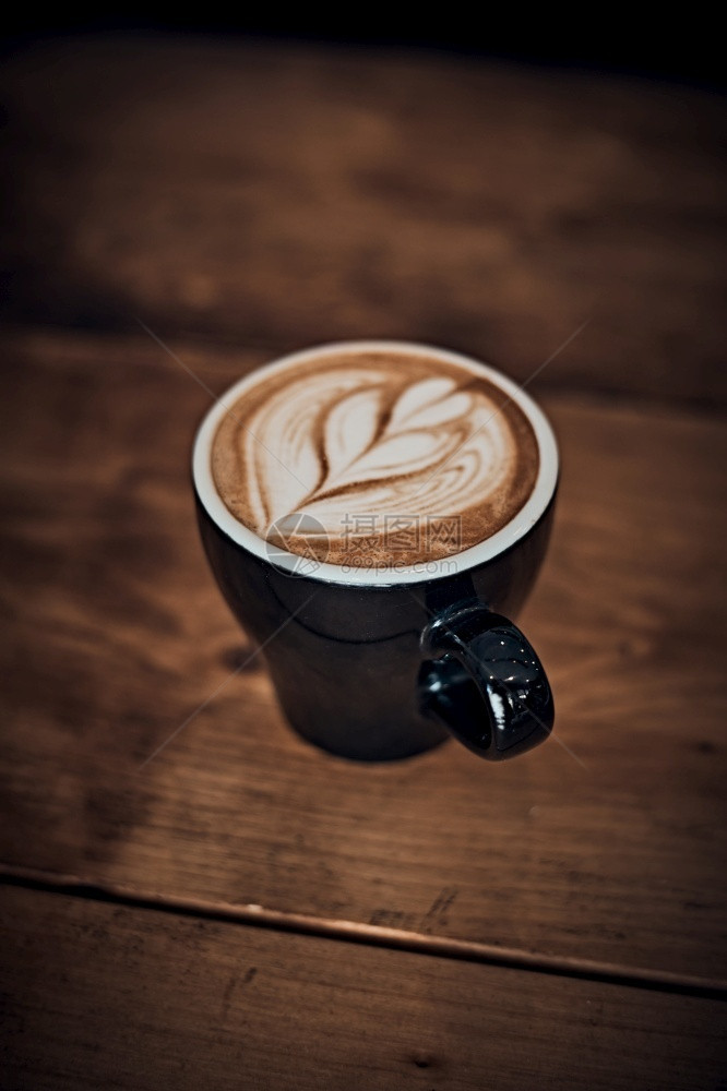 香气木制桌上的热拿铁艺术咖啡重点放在木制桌上的热拿铁艺术咖啡白泡沫杯上棕色的可口图片
