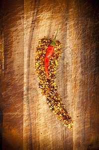 红热辣椒概念辣椒坐在冷种子的顶端其形状像辣椒一样新鲜木板香料图片