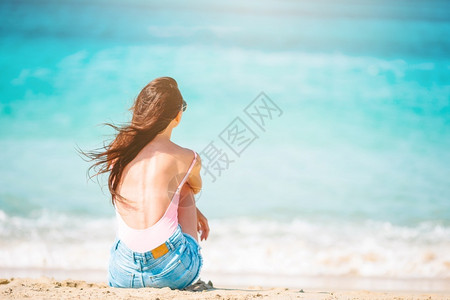 岛年轻美女在白色沙热带滩上放松年轻美女在海滩度假时的美丽女人们淑图片