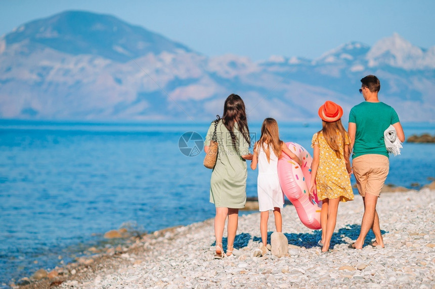 四口家庭一起在海滩上玩乐度假的年轻家庭有很多好玩的地方户外请享用丰富多彩的图片