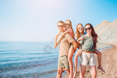支撑白色的童年四口家庭一起在海滩上玩乐度假的年轻家庭有很多好玩的地方图片