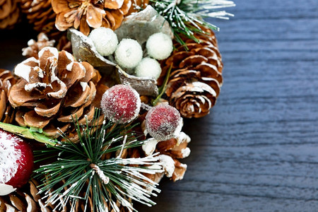 分支木背景的圣诞装饰品Xmas和新年主题喜庆的雪图片