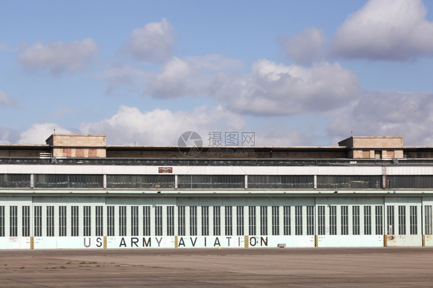 德国柏林Tempelhof机场历史城市景观外部的图片