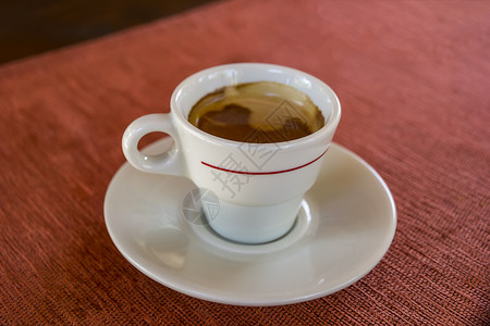 咖啡杯在桌子上依然活着热的豆子阿拉伯图片